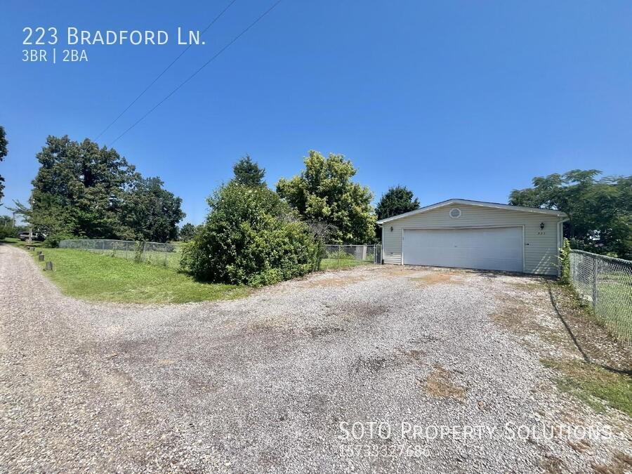 223 Bradford Ln - Photo 3 of 50