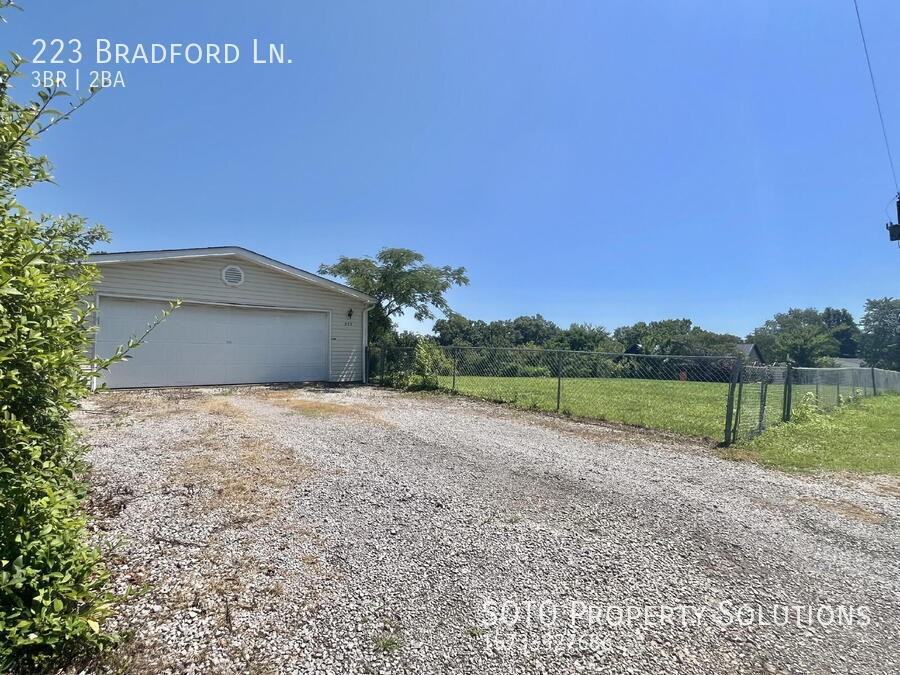 223 Bradford Ln - Photo 4 of 50