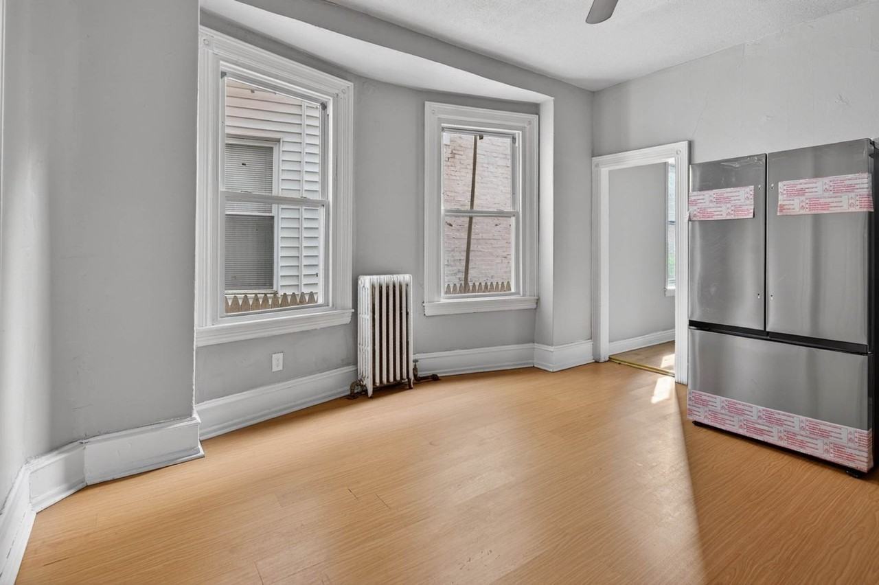 864 E Chelten Ave - Photo 4 of 27