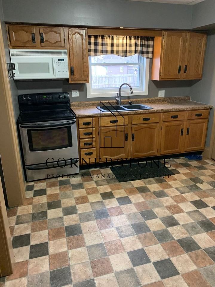 835 Pleasant St - Photo 2 of 7