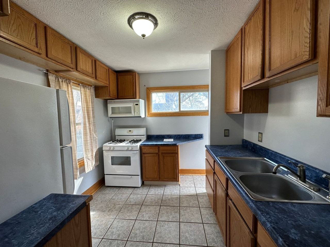 910 Union Ave Se - Photo 2 of 12
