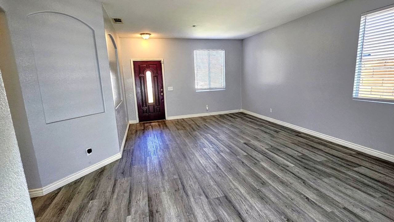 17371 Redmaple St - Photo 4 of 21
