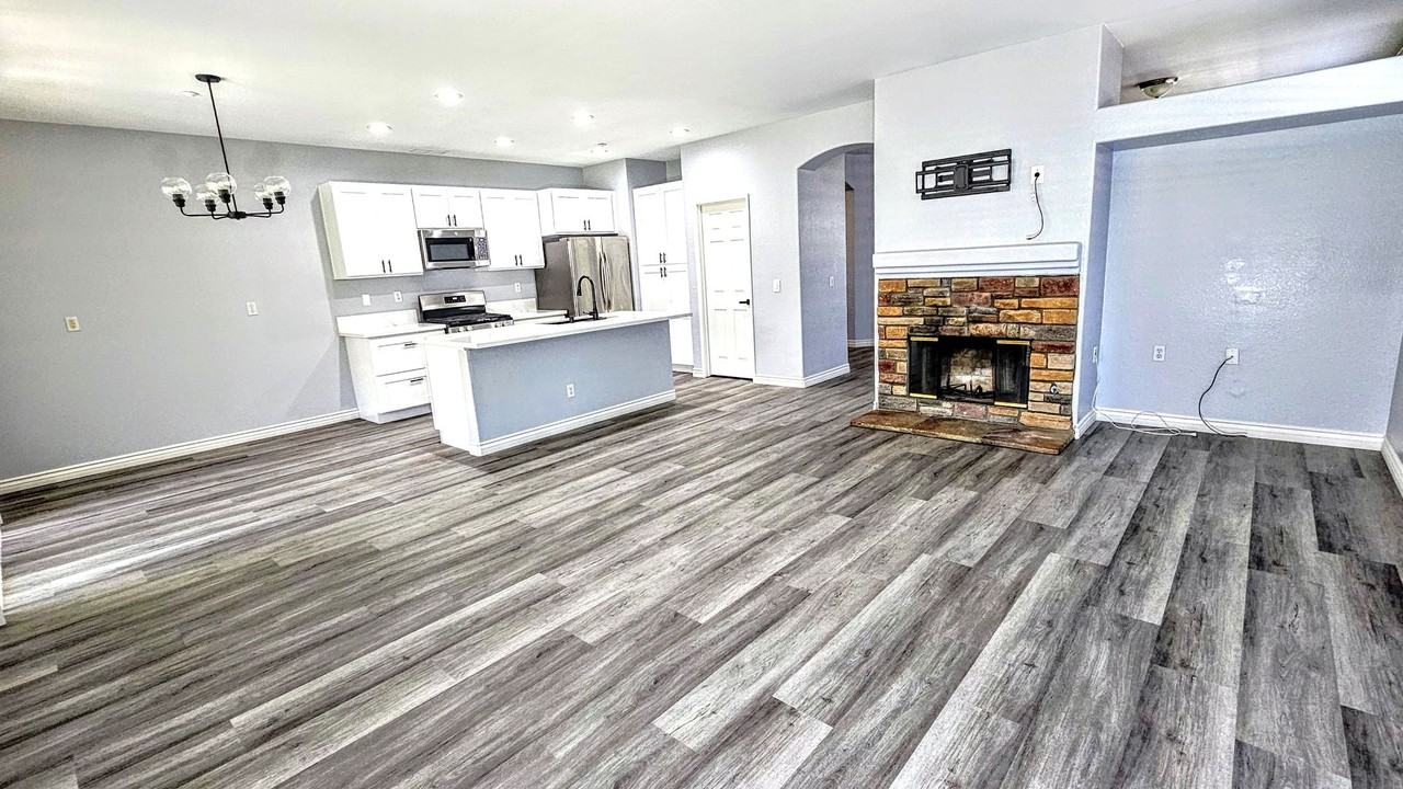 17371 Redmaple St - Photo 5 of 21