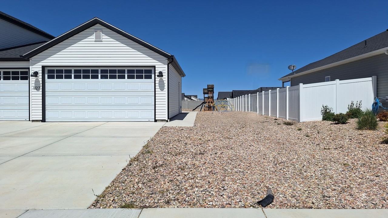 1127 E 4240 N - Photo 3 of 50