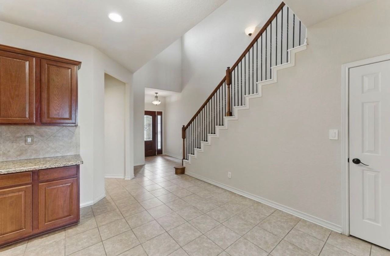 976 Parkview Dr - Photo 2 of 22