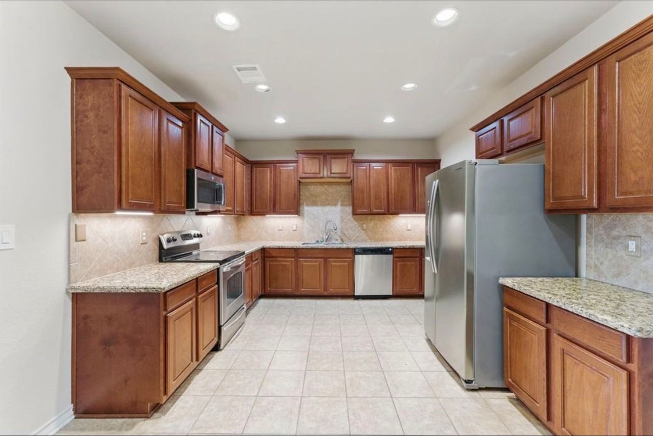 976 Parkview Dr - Photo 4 of 22