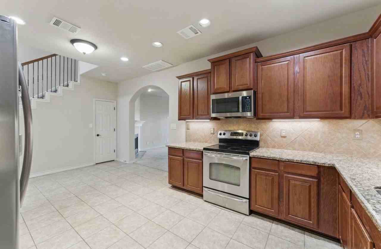 976 Parkview Dr - Photo 5 of 22