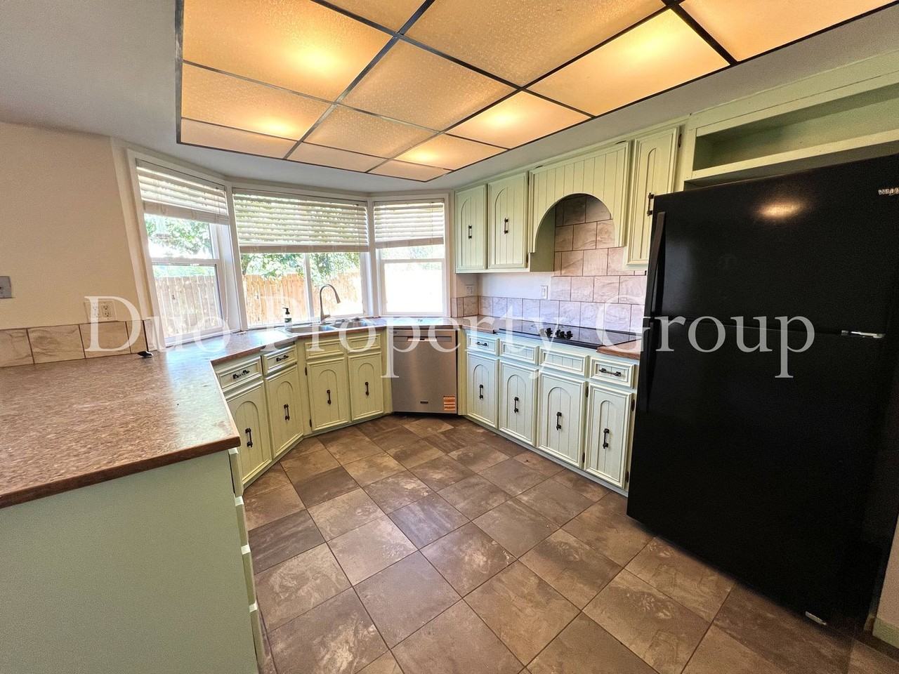 2035 Harvard Dr - Photo 6 of 34