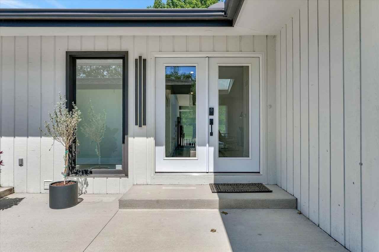 102 Greencroft Dr - Photo 3 of 50