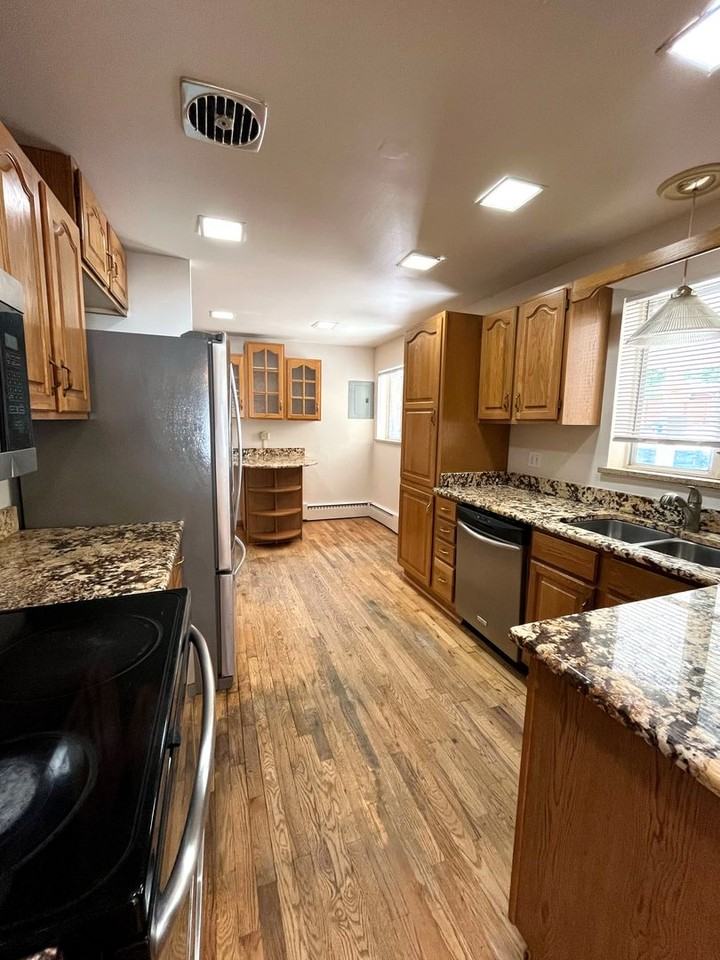 895 Holland St - Photo 2 of 30