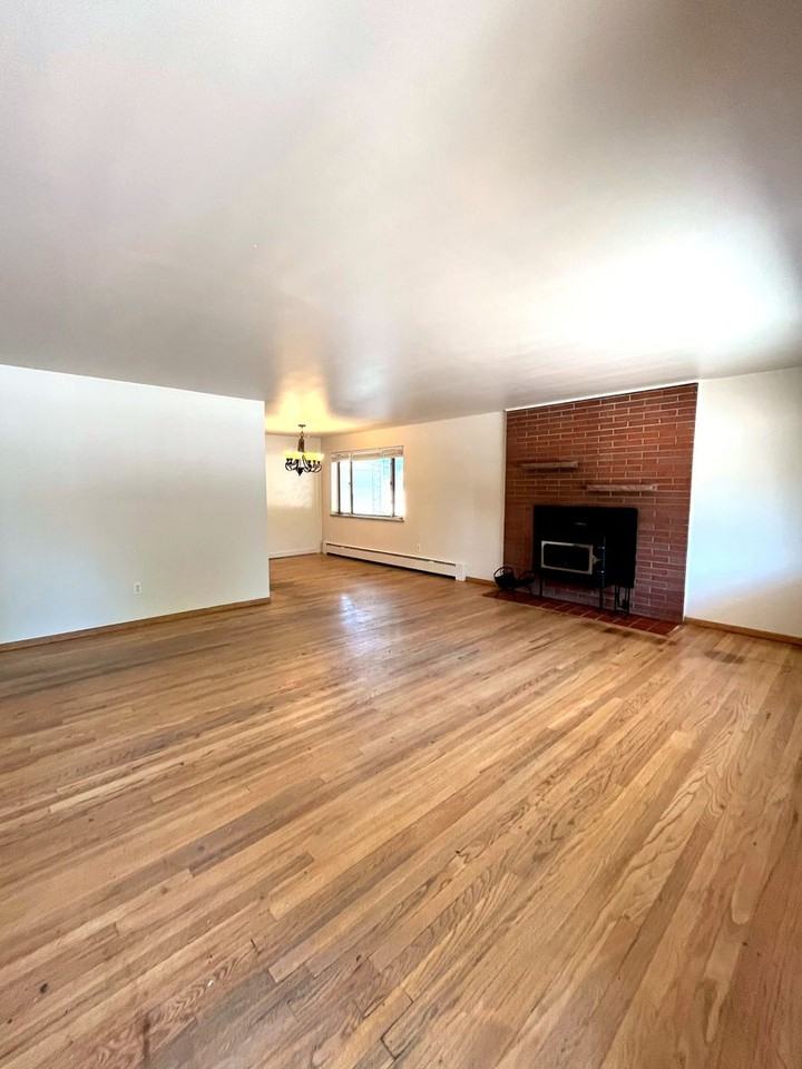 895 Holland St - Photo 3 of 30