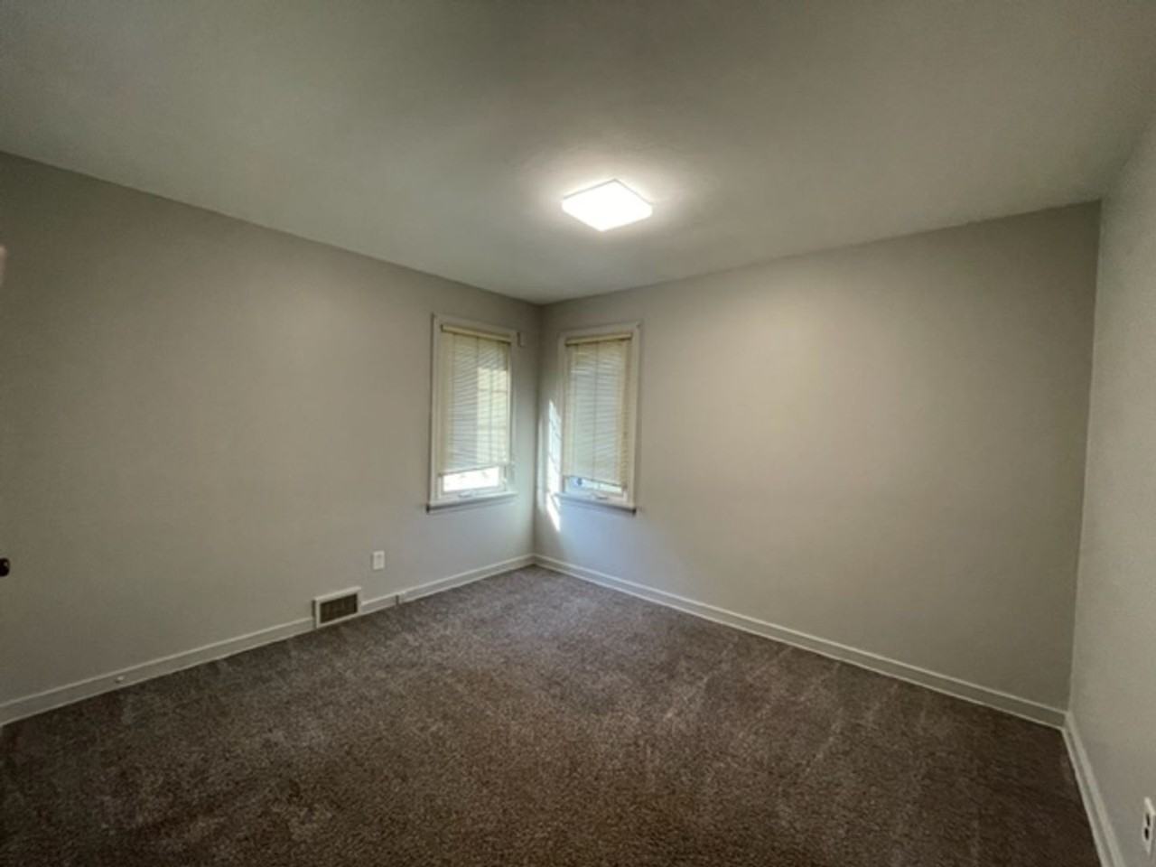 1741 N Woodford St - Photo 4 of 6