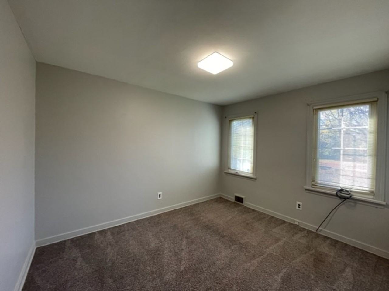 1741 N Woodford St - Photo 5 of 6