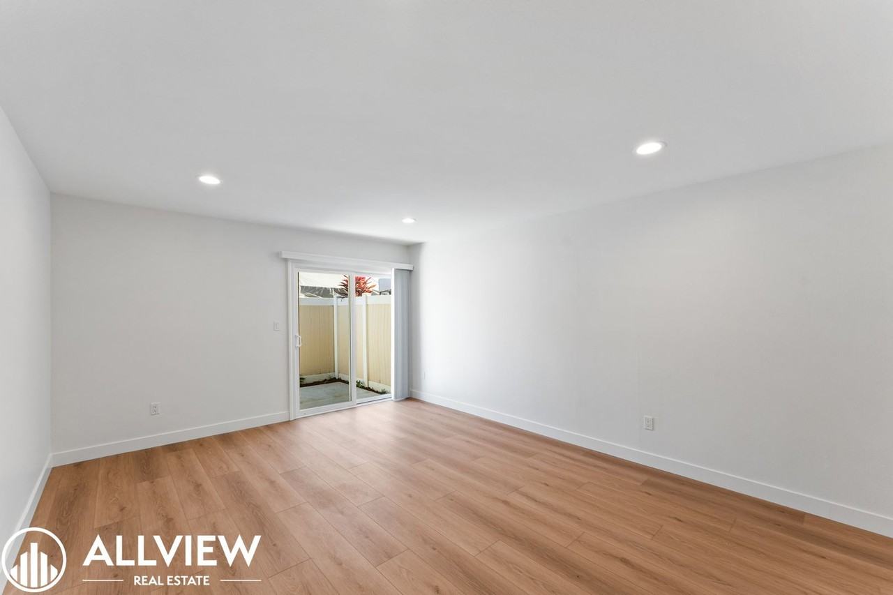 16661 Bartlett Ln - Photo 6 of 18