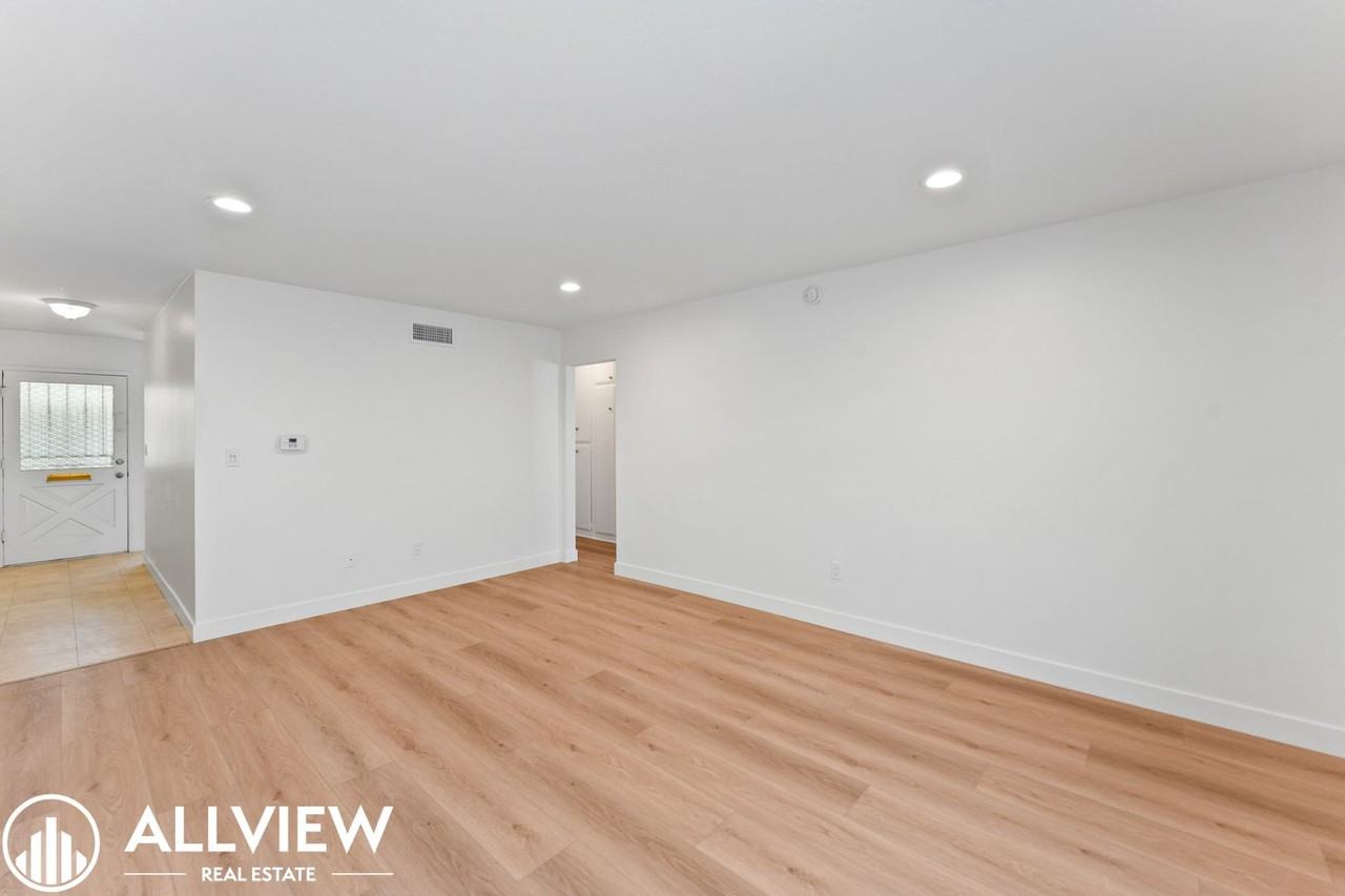 16661 Bartlett Ln - Photo 7 of 18