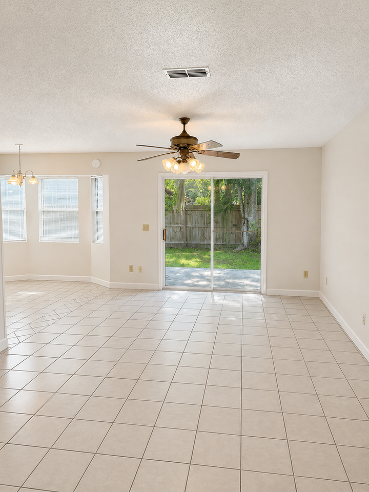 140 Royal Cir - Photo 3 of 10