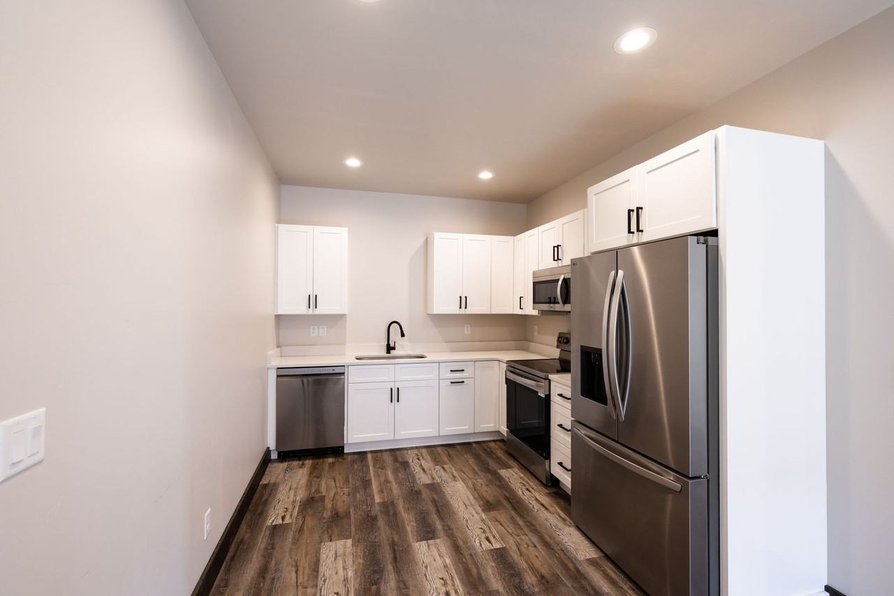 286 E 5th S - Photo 4 of 15