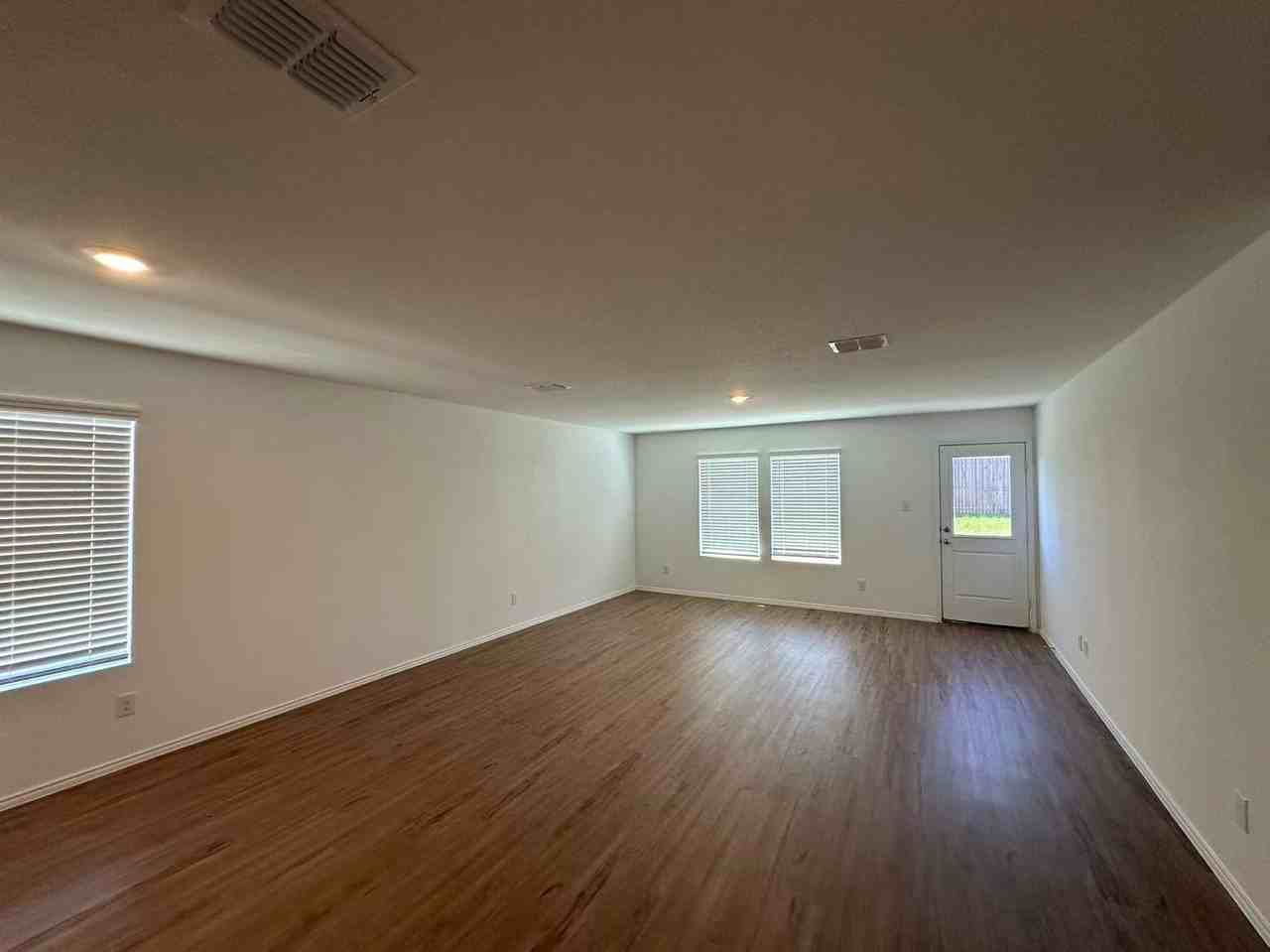 1132 Ashwood Dr - Photo 4 of 31