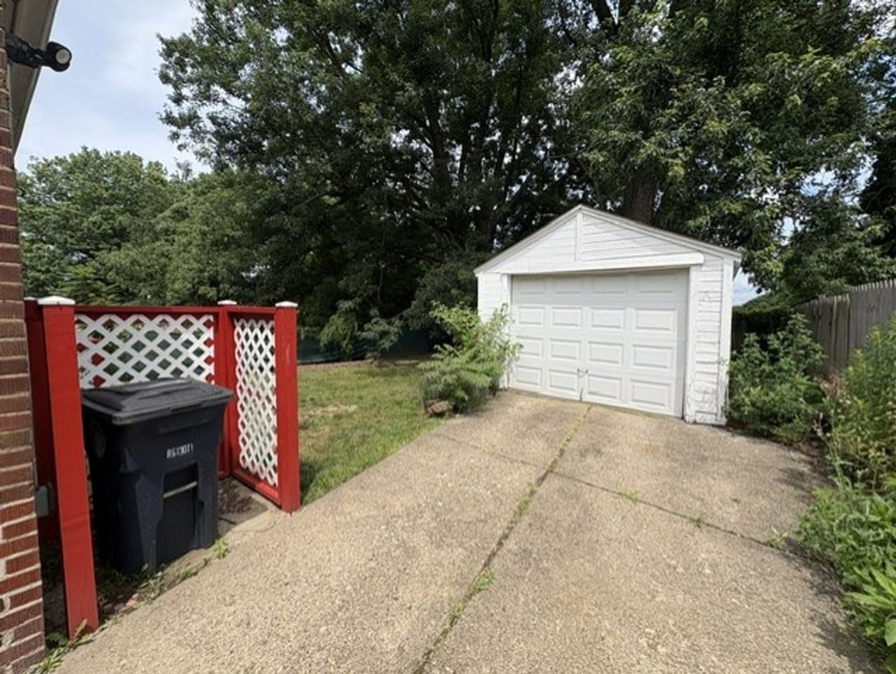 781 Saxon Ave - Photo 2 of 10
