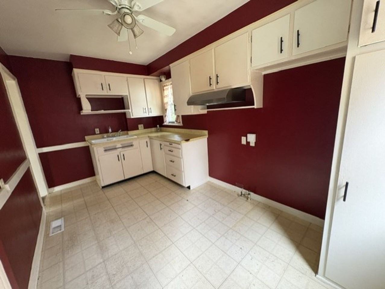 781 Saxon Ave - Photo 4 of 10
