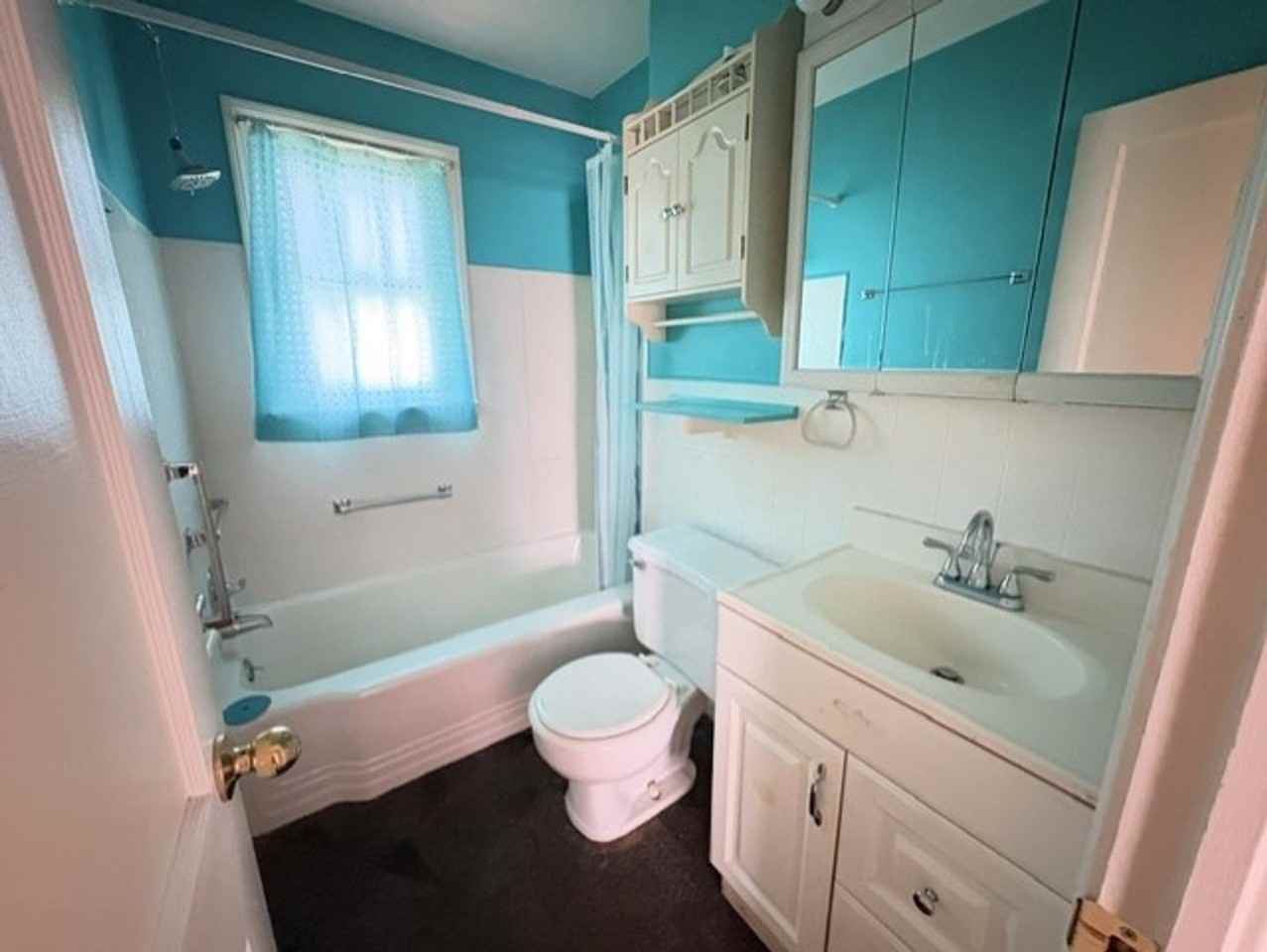 781 Saxon Ave - Photo 5 of 10