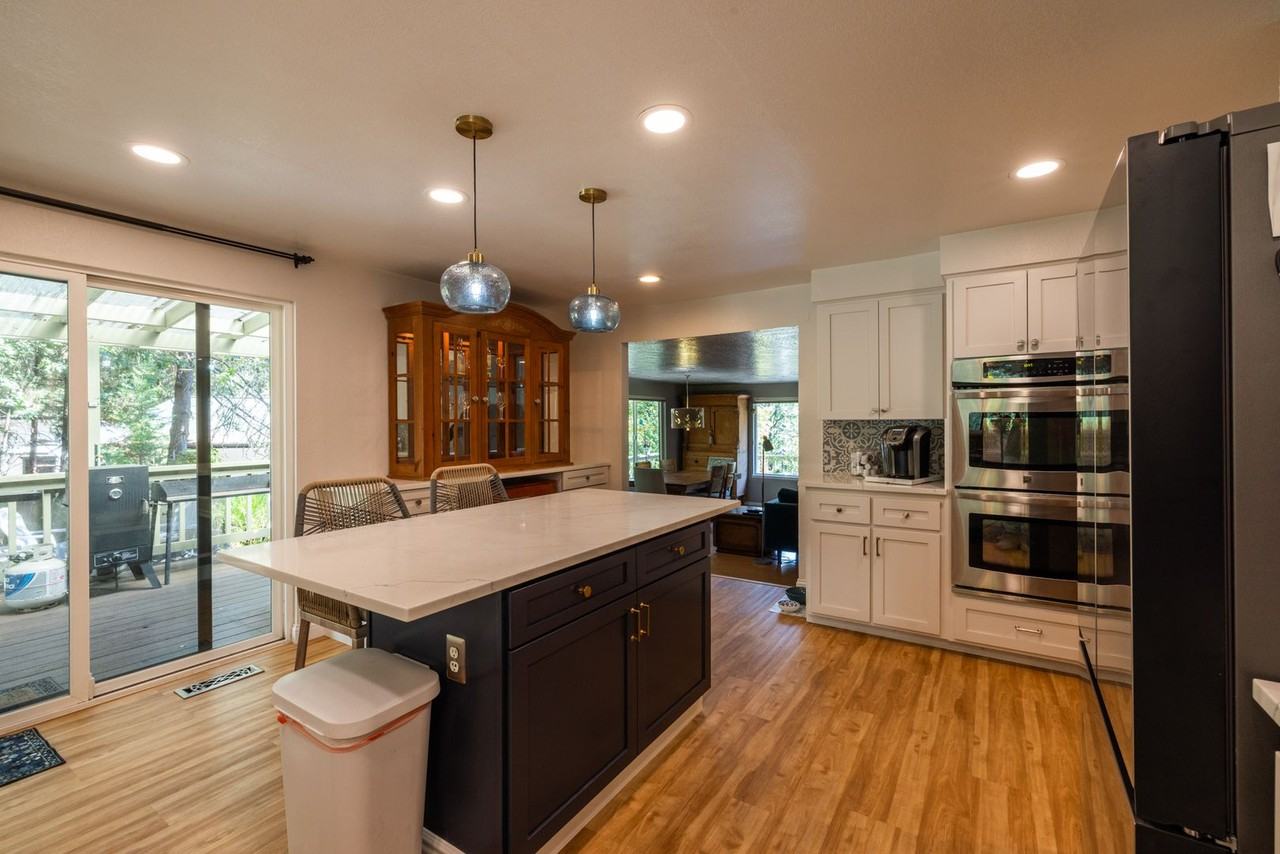 1437 Nw B St - Photo 5 of 13