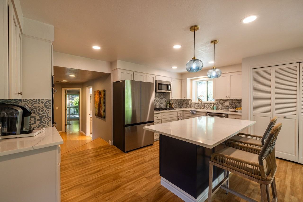 1437 Nw B St - Photo 7 of 13