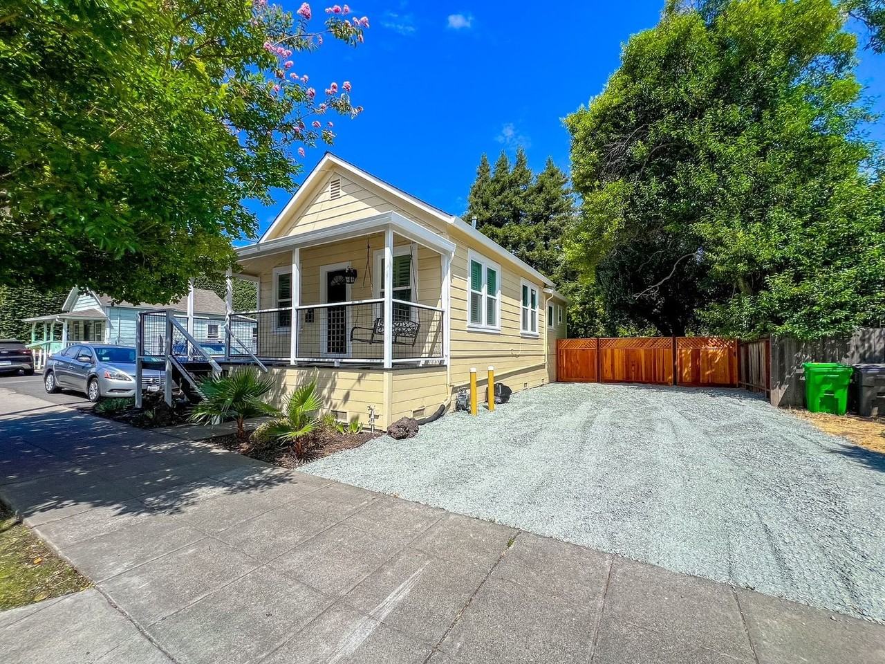 934 Clinton St - Photo 3 of 29