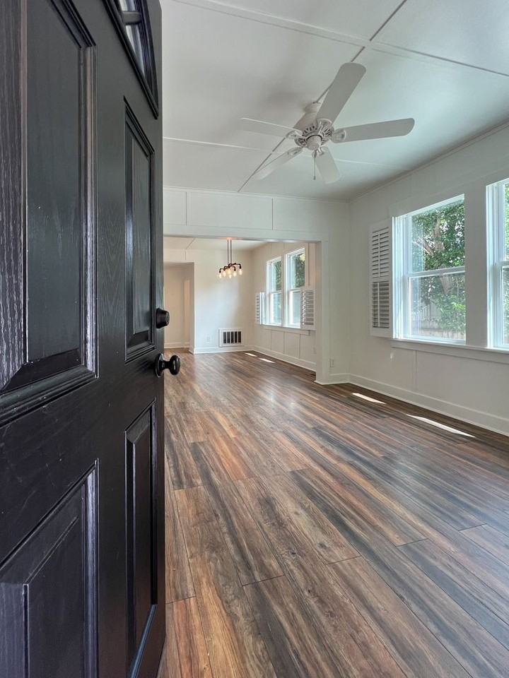 934 Clinton St - Photo 5 of 29