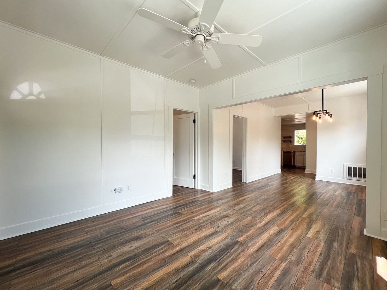 934 Clinton St - Photo 7 of 29