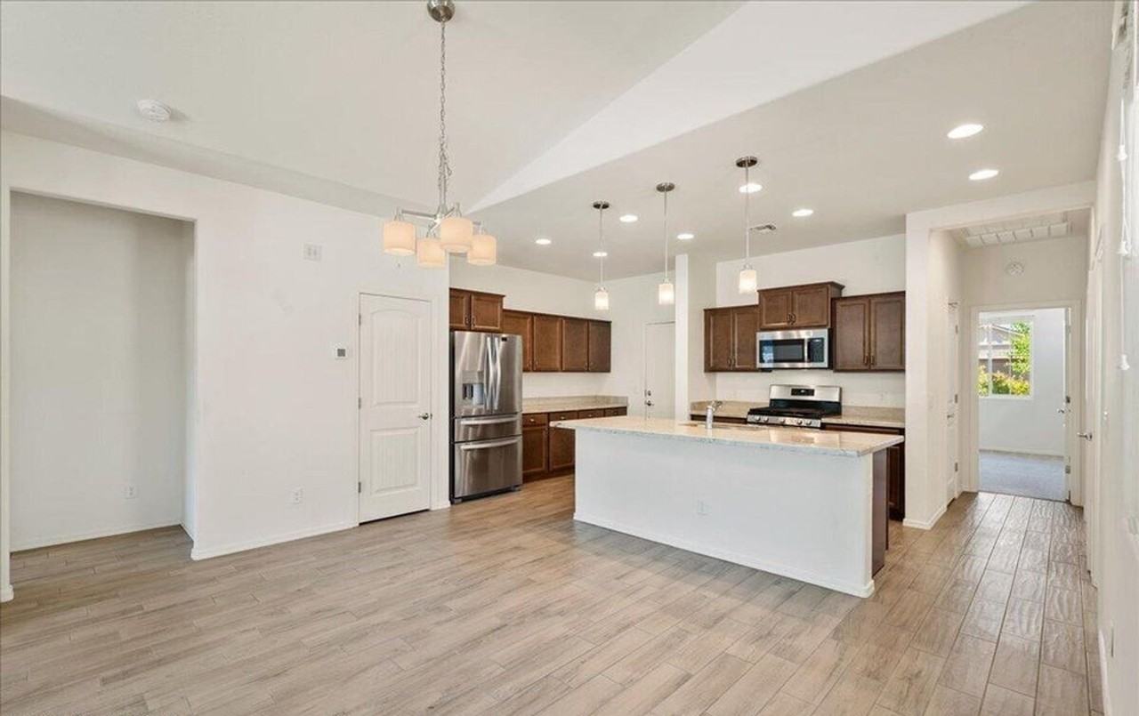 1415 Starling St - Photo 4 of 17