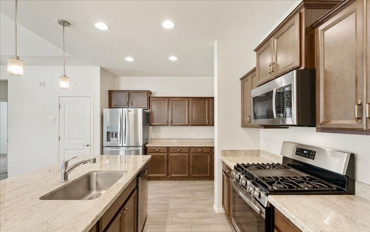 1415 Starling St - Photo 6 of 17