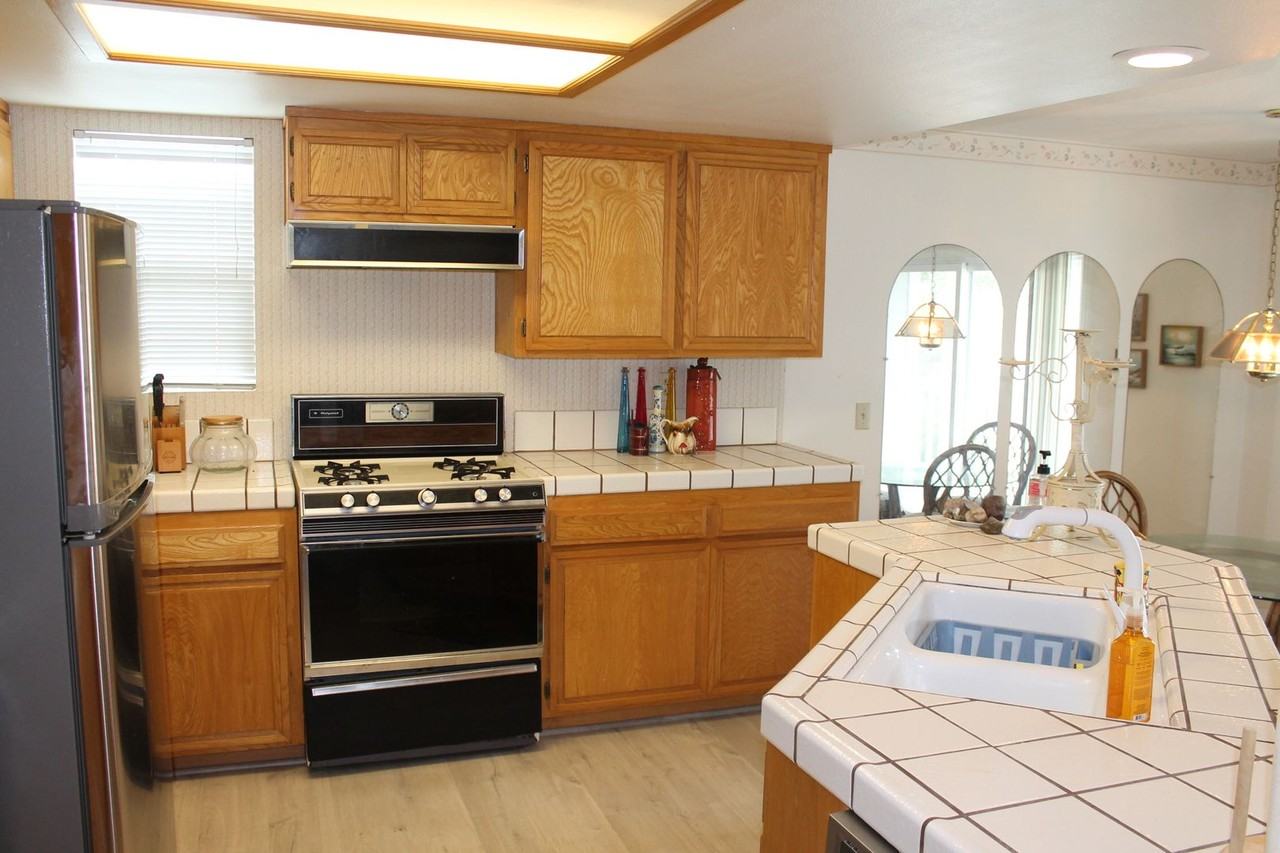 140 Cypress Ave - Photo 6 of 18