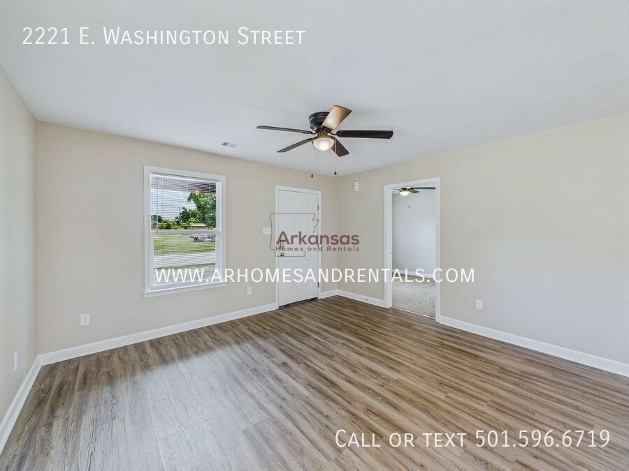 2221 E Washington Ave - Photo 2 of 16