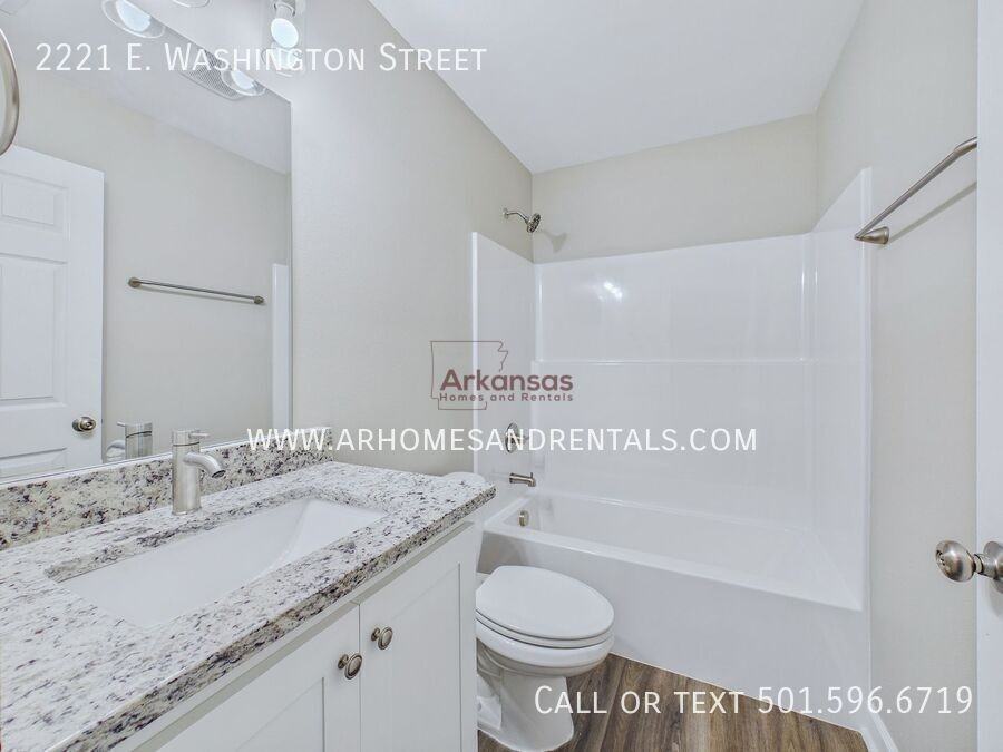 2221 E Washington Ave - Photo 6 of 16