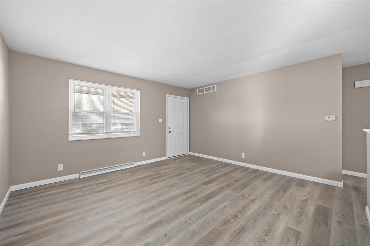 6 Manor Dr #2 - Photo 4 of 11