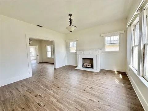404 Locust - Photo 2 of 9
