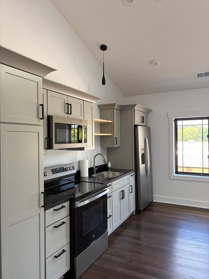 194 N Division St #A - Photo 2 of 12