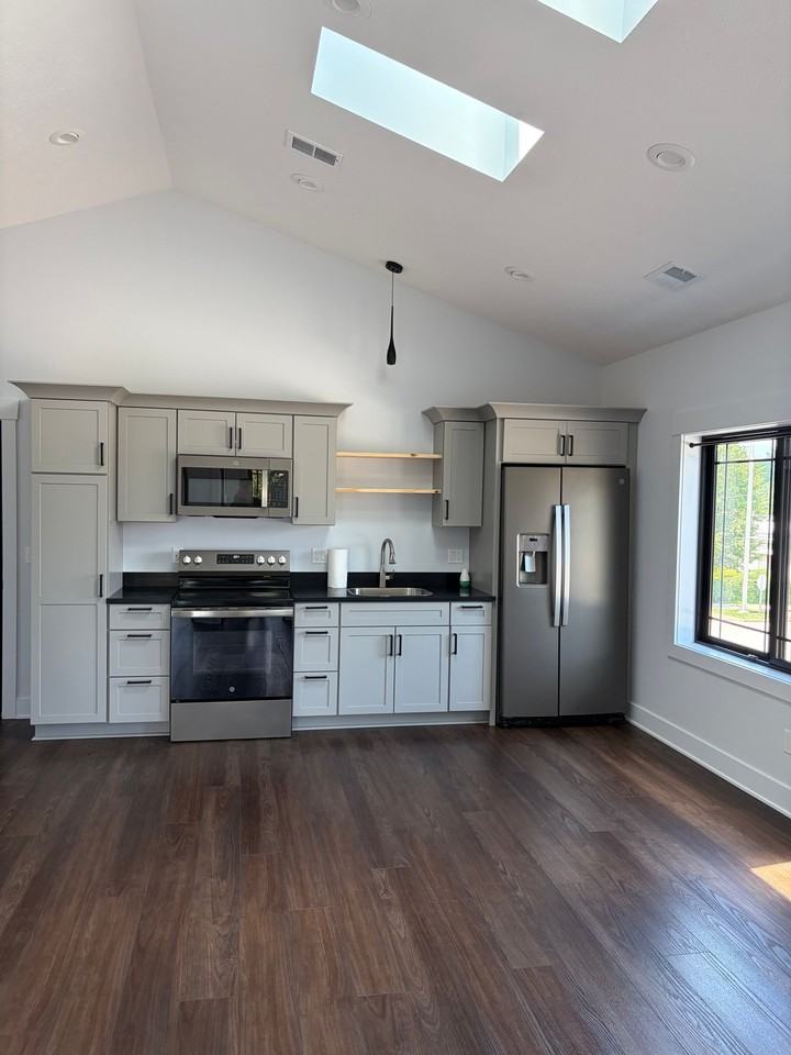 194 N Division St #A - Photo 3 of 12