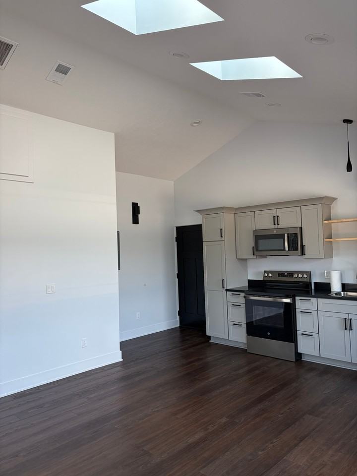 194 N Division St #A - Photo 4 of 12