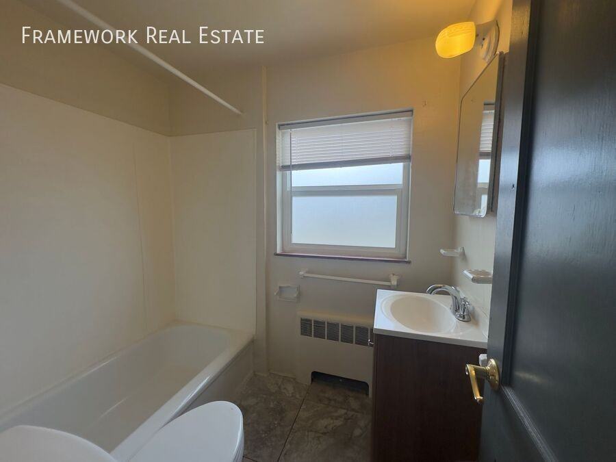 1460 Ivanhoe St - Photo 5 of 13
