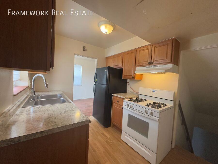 1460 Ivanhoe St - Photo 6 of 13