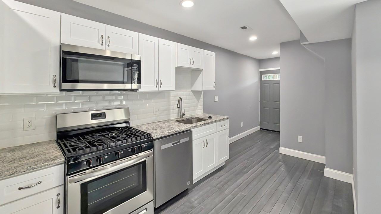 2428 Brentwood Ave - Photo 3 of 25
