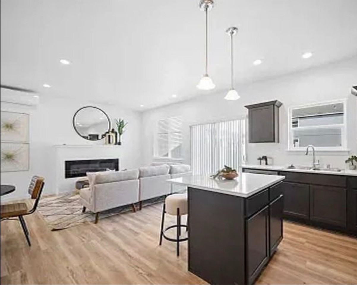 800 E F St #B - Photo 2 of 5