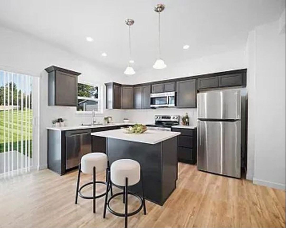 800 E F St #B - Photo 3 of 5