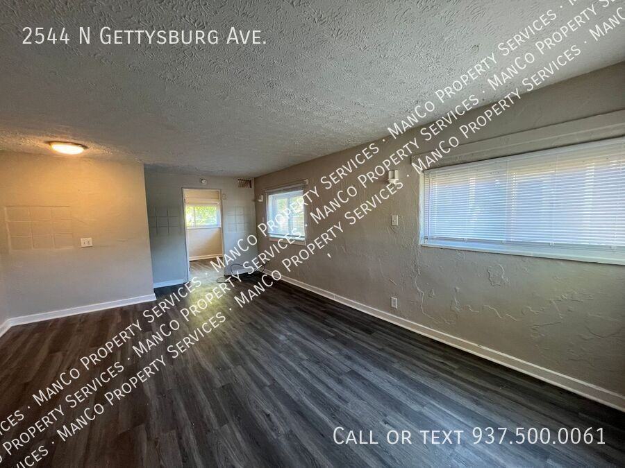 2544 N Gettysburg Ave - Photo 2 of 7