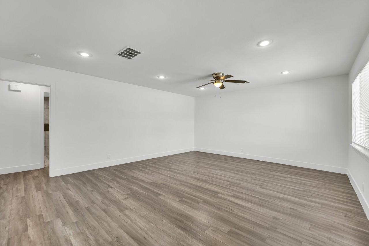 1050 Hassett Ave - Photo 5 of 26