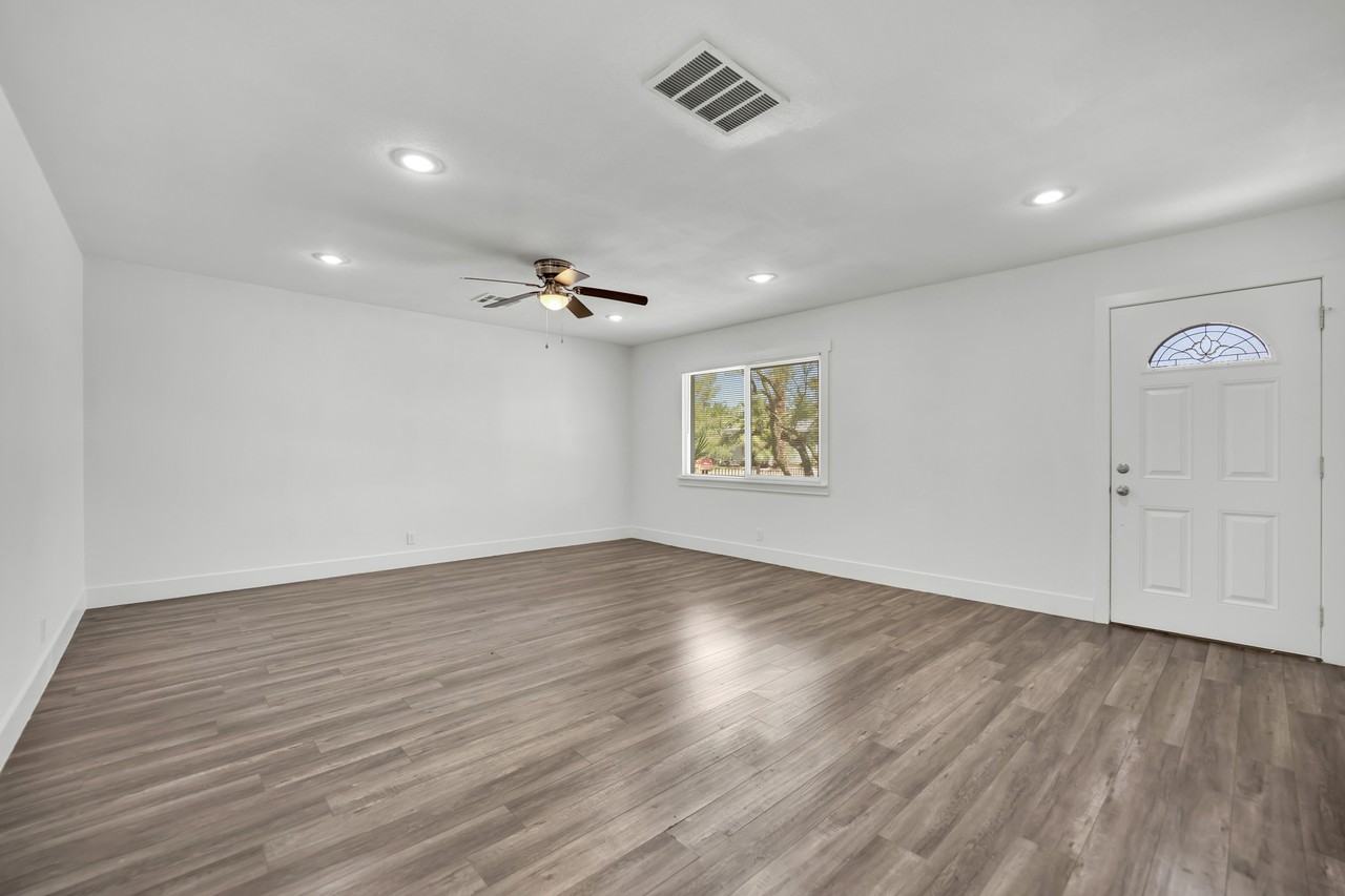 1050 Hassett Ave - Photo 7 of 26