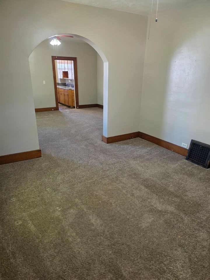 114 E Phillip Ave - Photo 2 of 12