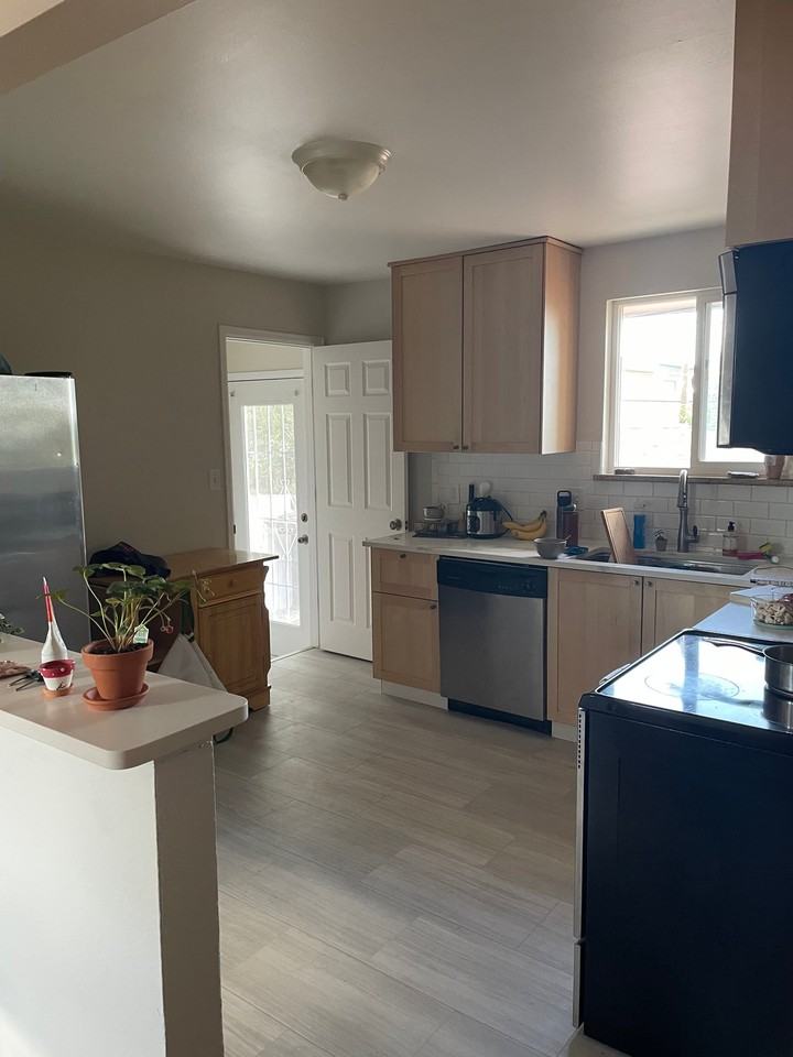 1028 Raleigh St - Photo 4 of 10